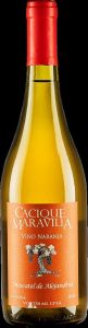 Cacique Maravilla – Do Yumbel Vino Naranja Moscatel De Alejandria Elemento Indigeno, il progetto di Compagnia dei Caraibi che ha fatto del claim “Wine Is” la propria bandiera, rinnova la sua promessa di rompere ogni convenzione nel mondo del vino con una selezione audace e inclusiva, perfetta per scaldare le giornate più fredde. Dalla Sicilia alle terre francesi, passando per la Georgia e la Nuova Zelanda, la proposta di Elemento Indigeno per questa stagione invernale che ci attende è un invito alla scoperta di vini macerati intriganti, rossi giovani di media struttura e bianchi più corposi e avvolgenti, esplorando referenze anticonformiste e identitarie che si trasformano in protagoniste di momenti di convivialità, dialogo e inclusione. La selezione di Elemento Indigeno per la stagione invernale 2024 Un viaggio tra territori e identità Agricola Millami - Millami Layla Inzolia Igp Terre Siciliane: un vino dorato intenso che profuma di Mediterraneo: elicriso essiccato, camomilla e miele. Strutturato, ma equilibrato, racchiude l’essenza della Sicilia, grazie a una lavorazione rispettosa della natura e una vinificazione che esalta le fermentazioni spontanee. Andi Weigand - Landwein Main Amphora White Bacchus, Muskateller E Scheurebe Bio: un blend unico di Bacchus, Müller-Thurgau e Scheurebe che macera per 9 mesi in anfore georgiane, sprigionando sentori di fiori e frutta 