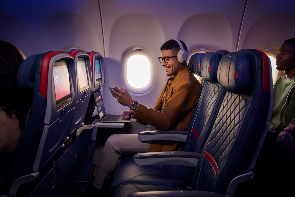Delta Air Lines: 100 anni di eccellenza e un brindisi d’autore con Champagne Taittinger