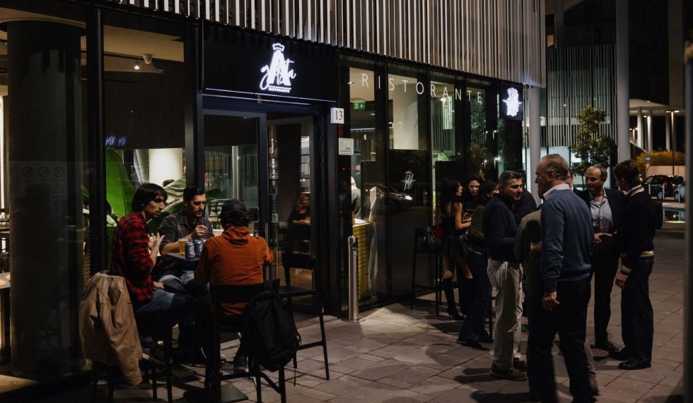 Gusta e MV Augusta presentano la Movie Night e anima Piazza Carlo Magno nel moderno complesso di Città del Sole a Roma