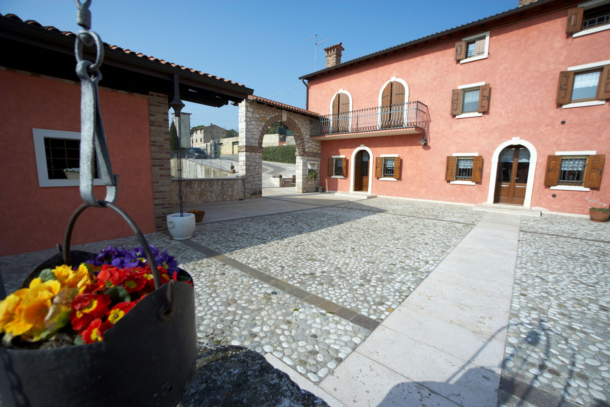 Vino, territorio e accoglienza: Suavia racconta il soave classico dal calice alla collina