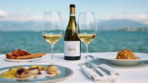 Lugana Sunset Tour: tre serate fronte mare per celebrare l’eleganza del Lugana