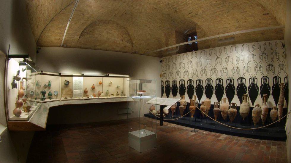 “Vino, dono degli dèi”: al Museo del Vino di Torgiano in mostra i reperti della Tomba 58 della Necropoli dell’Osteria di Vulci