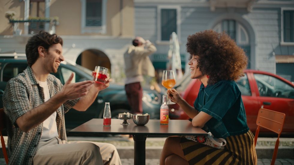 L’aperitivo è un must per oltre 4 italiani su 10 (41%): dal calcio alla politica, ecco la top 10 degli argomenti più chiacchierati