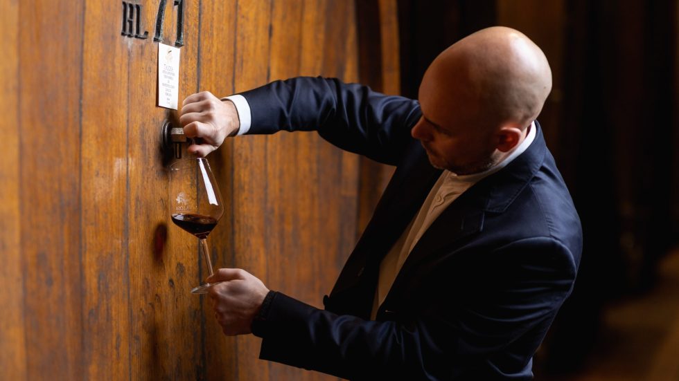 La pazienza e la maestria della tradizione toscana nel Vin Santo di Montepulciano della Cantina Talosa