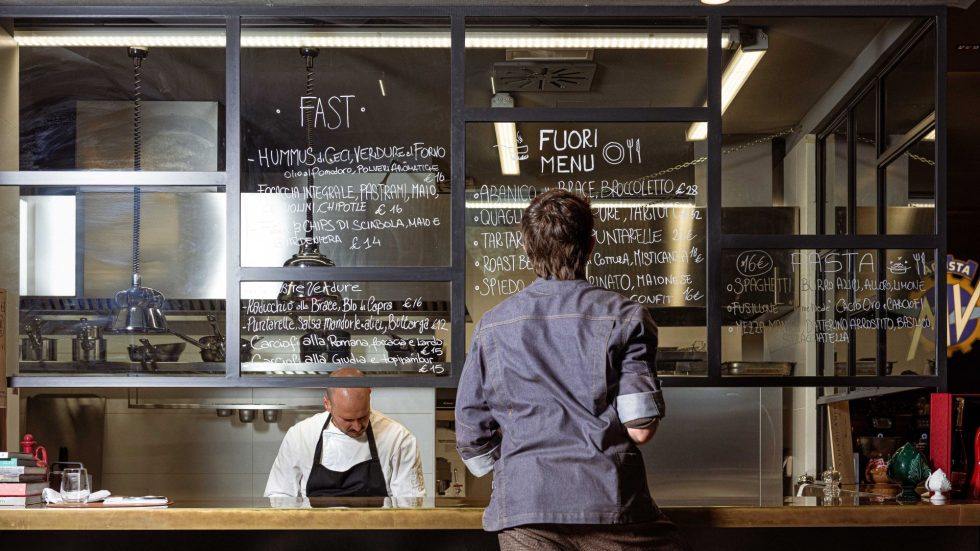 La magia delle feste, l’emozione di un brindisi con GUSTA: piatti signature e improvvisazione in cucina a vista