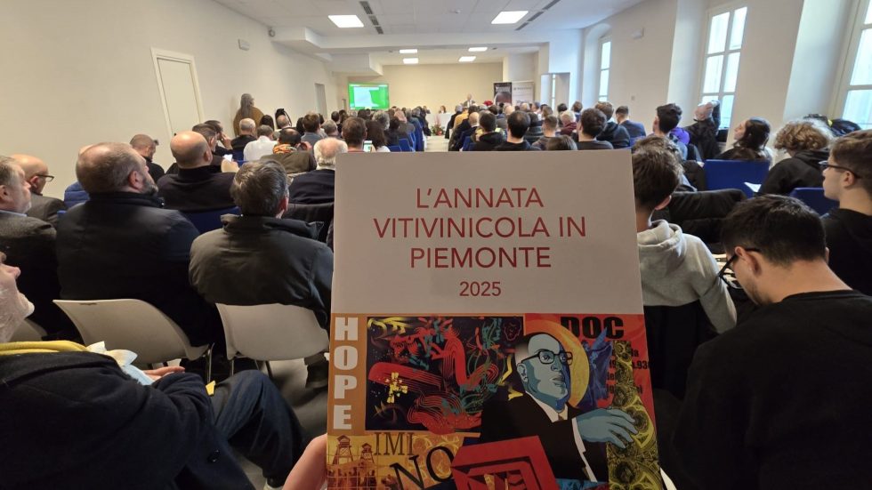 L’Annata Vitivinicola in Piemonte 2025 racconta una vendemmia «da otto stelle» in un contesto climatico ed economico complesso, con volumi in calo ma qualità alta, export in rallentamento e nuove opportunità sui mercati esteri e nell’enoturismo.
