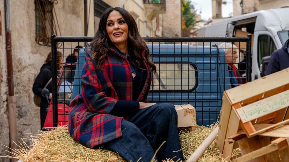 Montepulciano d’Abruzzo protagonista su RAI: campagna TV natalizia con Maria Grazia Cucinotta