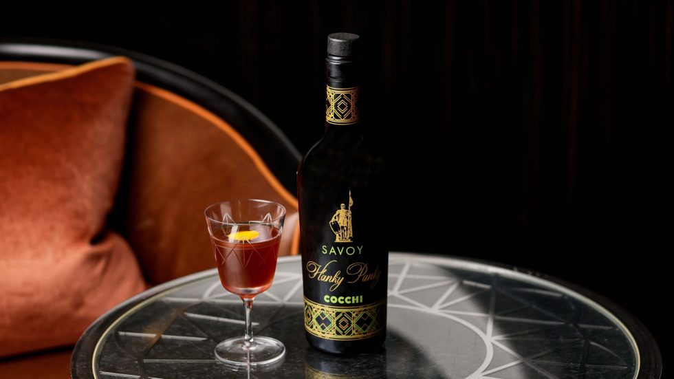 Cocchi rende omaggio a uno dei cocktail simbolo del celebre american bar del Savoy Hotel di Londra con il Cocchi Savoy Hanky Panky