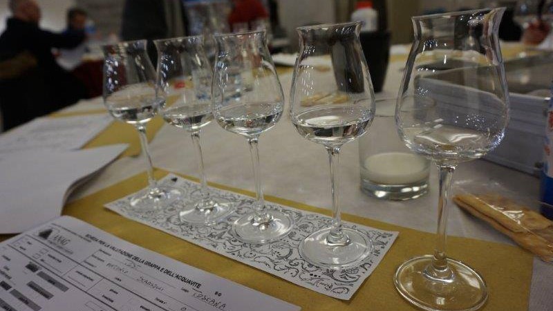 Corso online con ANAG Toscana per formare aspiranti assaggiatori di grappa e acquaviti fra lezioni e degustazioni a distanza