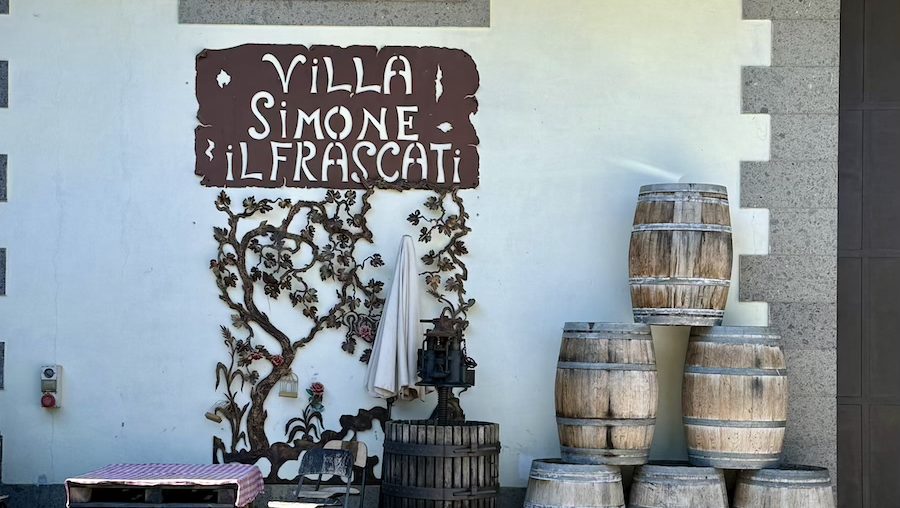A casa di VILLA SIMONE. FRASCATI SUPERIORE DOCG "VIGNETO FALCONIERI" (la verticale).