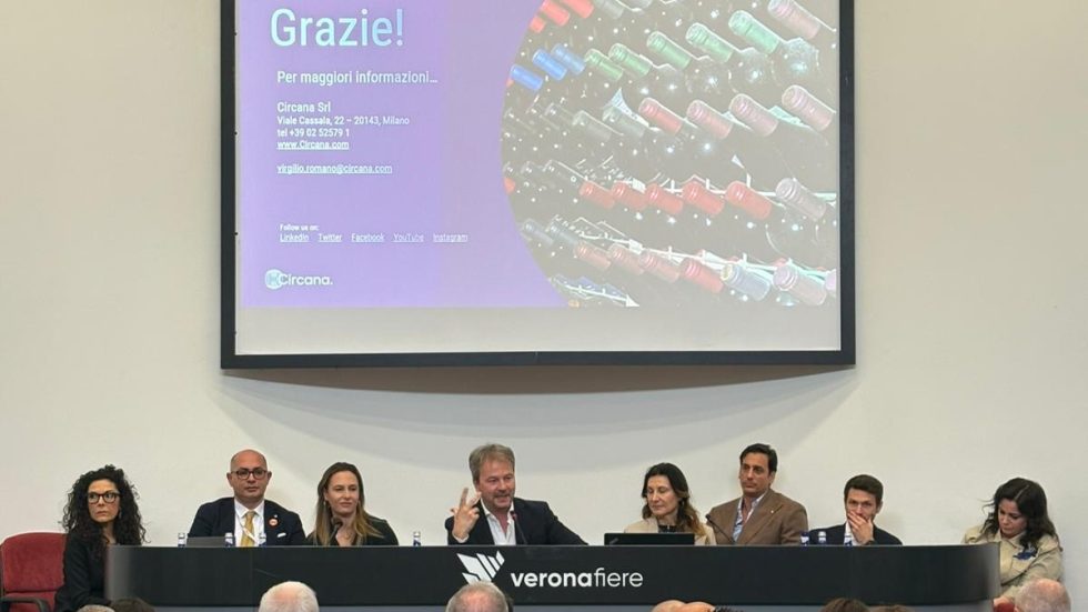 Vino nella GDO: nel 2025 calo dei volumi, tiene il valore spumanti in ripresa e consumatori più orientati al premium