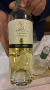 Il Percaso completa la gamma con una lettura più immediata e quotidiana del vitigno. Una cantina che lavora con coerenza su più fronti e territori senza disperdere l’identità.