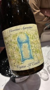 Il Percaso completa la gamma con una lettura più immediata e quotidiana del vitigno. Una cantina che lavora con coerenza su più fronti e territori senza disperdere l’identità.