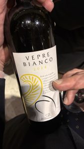 Il Percaso completa la gamma con una lettura più immediata e quotidiana del vitigno. Una cantina che lavora con coerenza su più fronti e territori senza disperdere l’identità.