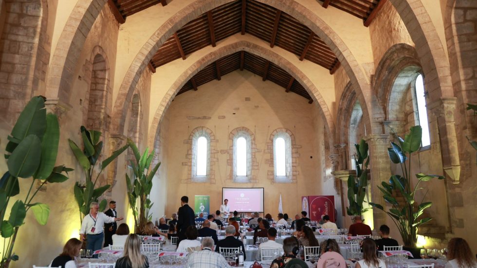 Vini d’Abbazia 2026: a Fossanova incontri, masterclass e una mostra raccontano il vino attraverso la cultura, la spiritualità, la ricerca e l’arte contemporanea.