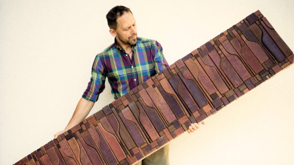 Esagoni d’autore. Il legno delle barriques s’innamora del marmo ubriaco di vino