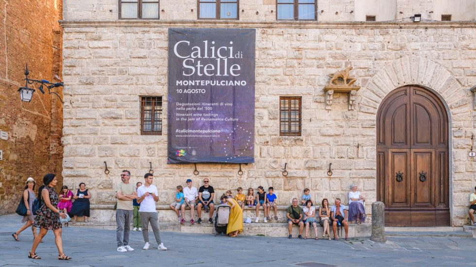 “Calici di Stelle” festeggia 25 anni a Montepulciano: un quarto di secolo di vino, territorio ed emozioni sotto il cielo di San Lorenzo