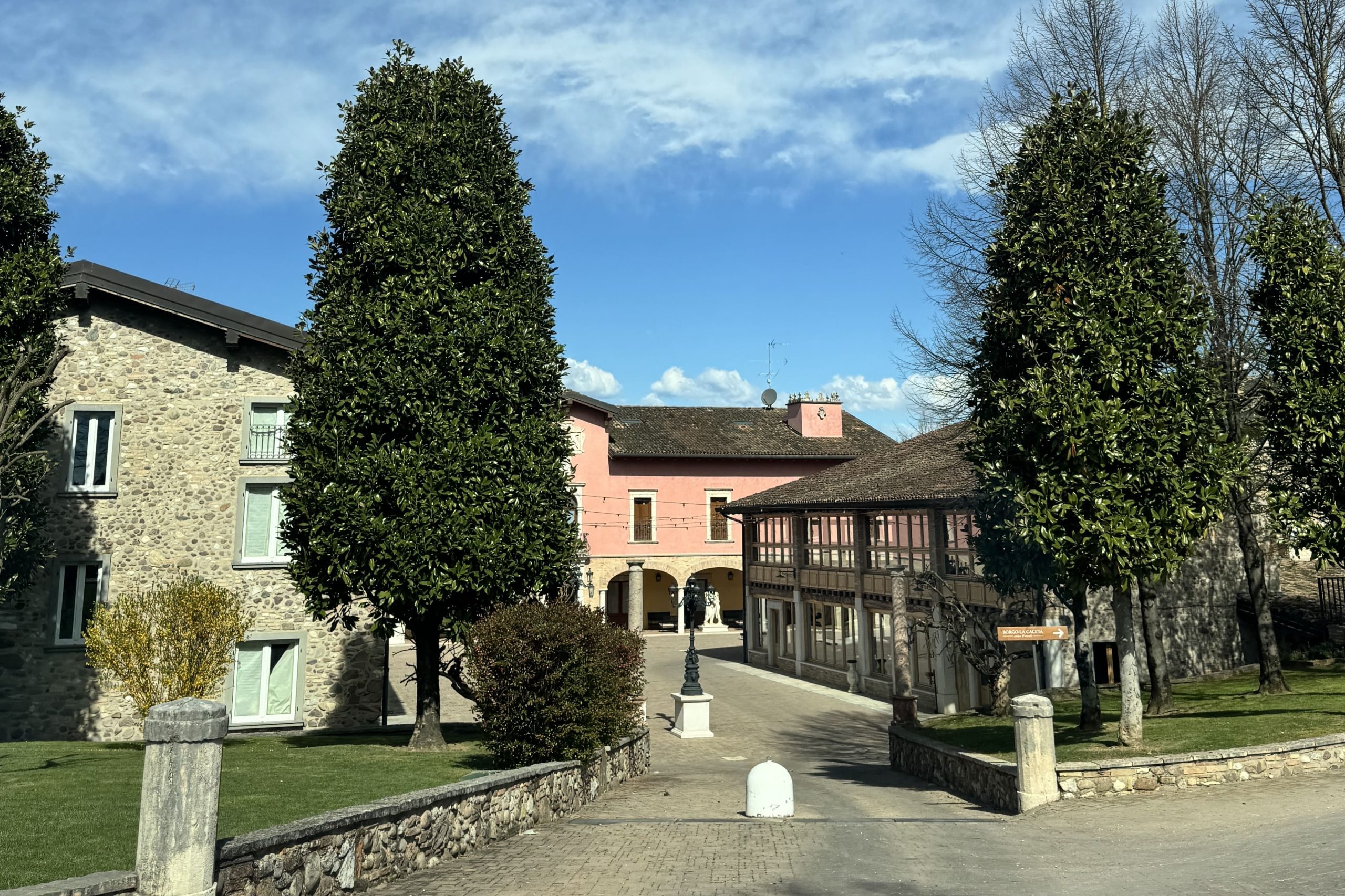 Andrea Bonomelli. Lautari, la famiglia, Borgo la Caccia