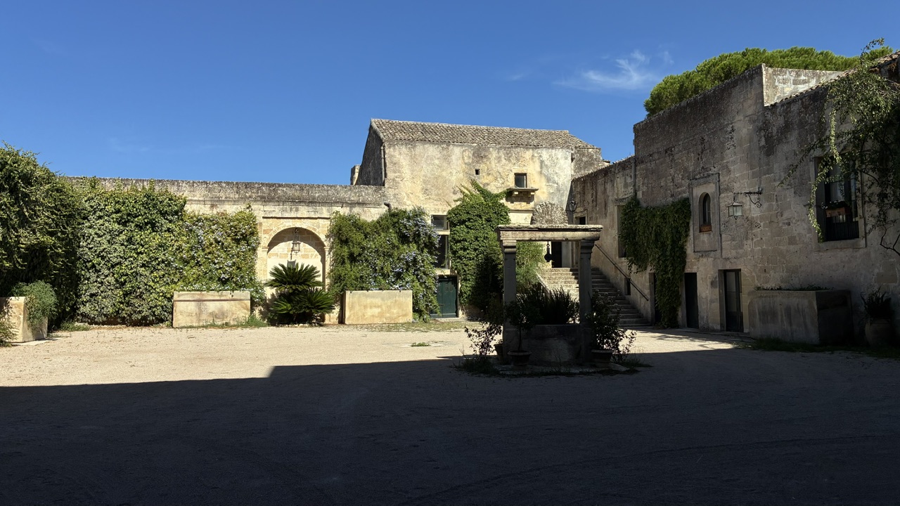 Castello Frisari. La terra deve avere un nome