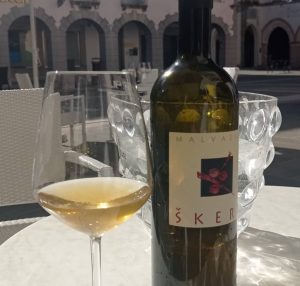 Nel cuore del Carso triestino, Sandi Skerk produce Vitovska, Terrano e Ograde tra agricoltura naturale, grotte scavate nella roccia e una profonda identità territoriale.