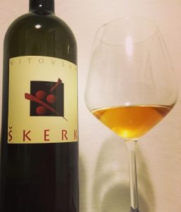 Nel cuore del Carso triestino, Sandi Skerk produce Vitovska, Terrano e Ograde tra agricoltura naturale, grotte scavate nella roccia e una profonda identità territoriale.