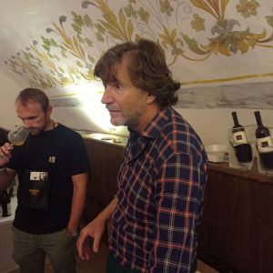 Nel cuore del Carso triestino, Sandi Skerk produce Vitovska, Terrano e Ograde tra agricoltura naturale, grotte scavate nella roccia e una profonda identità territoriale.